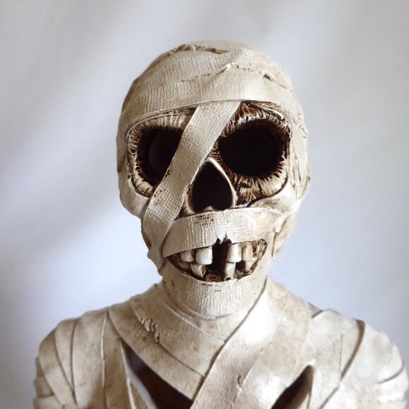 NEW 14.5” HOLIDAY BARN GOTHIC HALLOWEEN MUMMY BUST LED LIGHT UP RESIN SCULPTURE - Picture 5 of 15